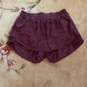 Lululemon Hotty Hot Low-Rise Lined short 4” size 8
